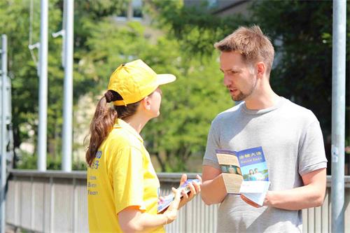 图4~6:路人向学员了解更多的法轮功真相