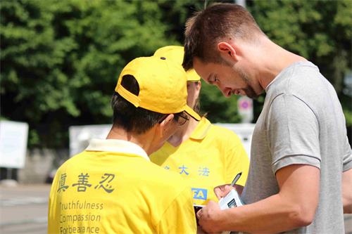 图7:签名支持法轮功学员,谴责中共迫害