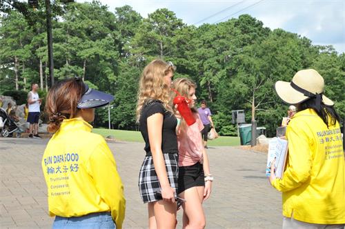 '图3~8:中西方法轮功学员向世界各地游客讲真相'