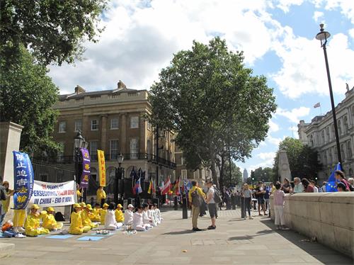 '图19～20：二零一九年七月二十日下午，法轮功学员在唐宁街10号首相府前集体炼功、发传单、讲真相、征签反迫害'