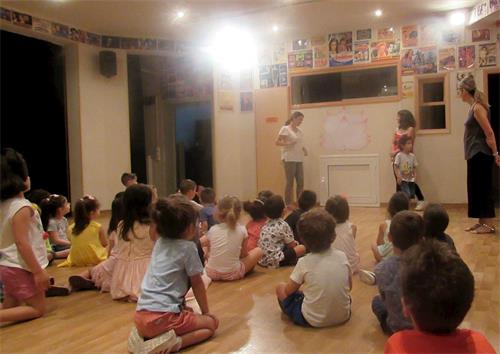 '图5~7:法轮功学员为孩子们举办学习班'