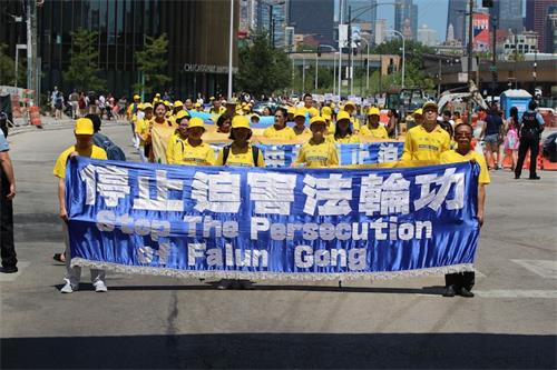 '图7~20:二零一九年八月三日,来自美国中部十一个州,包括密西根州、俄亥俄州、印第安纳州、明尼苏达州、密苏里州、威斯康辛州、肯塔基州、内布拉斯加州、堪萨斯州、爱荷华州和伊利诺伊州的部份法轮功学员,再次聚集在美国第三大城市--芝加哥,并在著名景点-中国城,举行了反迫害二十年主题游行。'