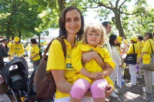 '图21:俄州克里夫兰市的律师Inna Shelley 带女儿参加芝加哥游行'