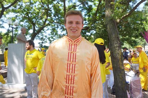 '图22:奥地利留学生Patrick Arthofer参加芝加哥游行'