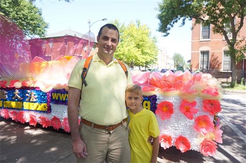 '图24:密苏里州设计师Rick Campbell和儿子参加了芝加哥大游行'