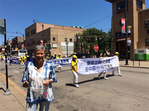 '图27:游客海伦(Ms. Helen)女士表示支持法轮功学员'
