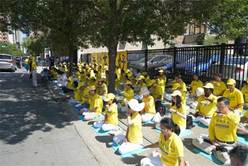 图8～9： 法轮功学员在芝加哥中领馆前集会。