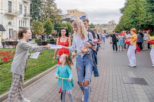 '图5~7:民众接过法轮功真相报纸并阅读'