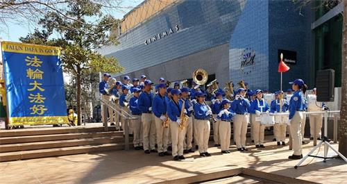 '图1：天国乐团在集会现场演奏。'