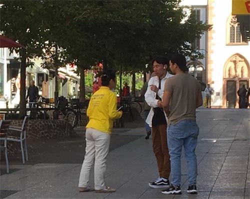 '图4:法轮功学员给中国人讲真相'