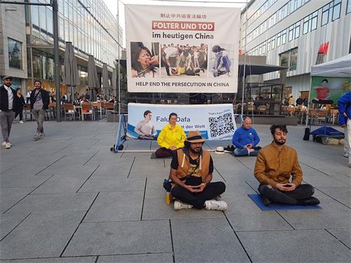 '图9:一名伊朗人和一名摩洛哥人(前排)学炼打坐'