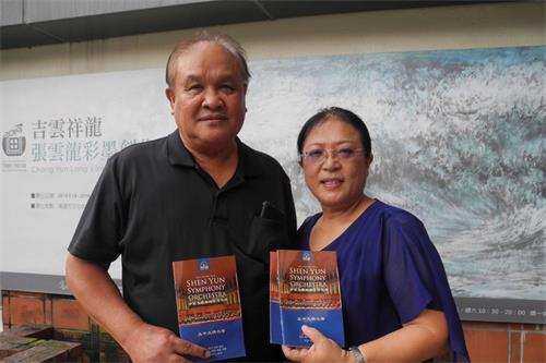 '图2:杵音文化艺术团团长高淑娟(右)赞赏神韵音乐:让我有再生的感觉。'