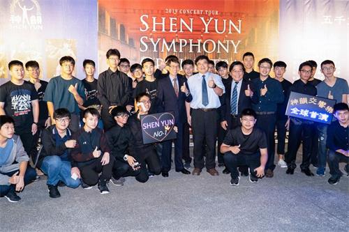 '图4:澳洲雪梨大学建筑学院前院长吴庭光(穿西装者)赞助屏东高中管乐社师生五十张票,观赏神韵交响乐团演出,会后他与校长陈国祥(穿衬衫者)及学生合影。'