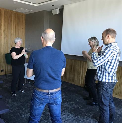 '图2:博览会上民众学习法轮功功法'