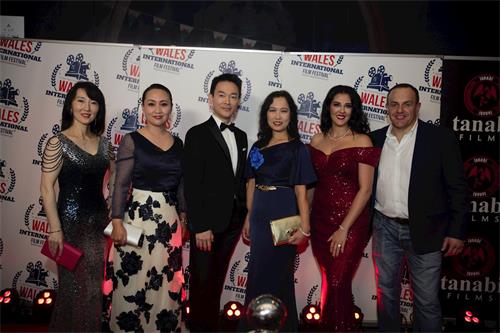 '图1:《归途》演员与第三届“威尔士国际电影节(Wales International Film Festival)”主席萨米拉·穆罕默德·阿里(Samira Mohamed Ali)及电影节创办人欧罗斯·琼斯-埃文斯(Euros Jones-Evans)合影'