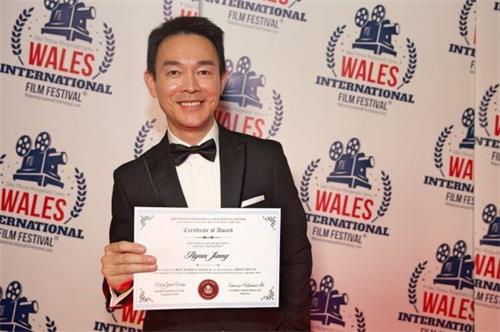 '图3:《归途》主要演员姜光宇获“威尔士国际电影节(Wales International Film Festival)”最佳男演员奖,尼思塔伯特港(Neath Port Talbot)市议员领袖罗伯特·琼斯(Y Cynghorydd Robert G Jones)为他颁奖'