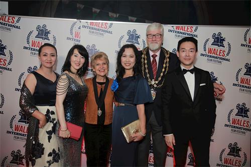 '图4:尼思市长(Neath Town Mayor)鲍勃·普莱斯(Bob Price)和太太莎拉(Sara)祝贺姜光宇获奖'