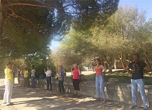 '图4~5:许多民众现场学功。'