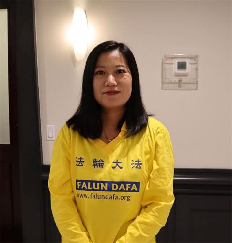 '图3:新学员特丽莎(Teresa)感恩师父让她有缘可以接触到大法,并开启了她的修炼之路。'