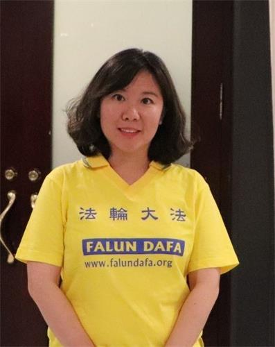 '图5:从小跟父母修炼的青年学员葛紫芳感恩师父让她找回修炼如初的感觉。'