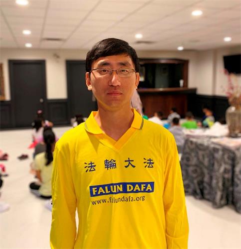 '图6:青年法轮功学员李喆盼能早日与在大陆被迫害的父亲团聚。'