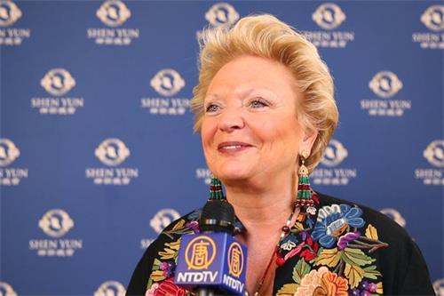 '图6:意大利王室公主贝阿特丽斯·玛丽·卡罗琳·路易斯·弗朗索瓦丝(Beatrice di Borbone-Due Sicilie)赞叹神韵:“宏伟辉煌!缤纷的颜色,轻盈的舞动,太出色了。”'