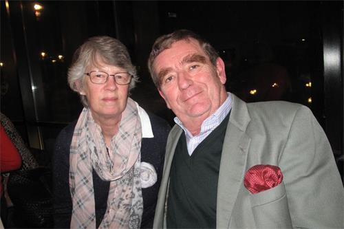 '图7:二零二零年一月九日,前英国少将、大英帝国勋章得主蒂姆·克罗斯(Tim Cross CBE)偕太太克里斯汀·克罗斯(Christine Cross)在英国沃金(Woking)新维多利亚剧院观看了神韵演出。他们对演出赞不绝口。'