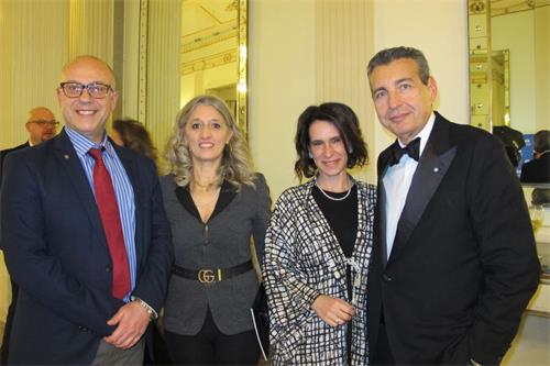 '图8:意大利那不勒斯市的副市长卢卡·罗通迪(Luca Rotondi)(左)先生和太太,与圣卡洛剧院基金会的董事会成员马里亚诺·布鲁尼(Mariano Bruni)先生和太太一同观看了二零二零年一月十日晚,神韵巡回艺术团在圣卡洛剧院(NAPLES Teatro di San Carlo)上演第一场演出。'