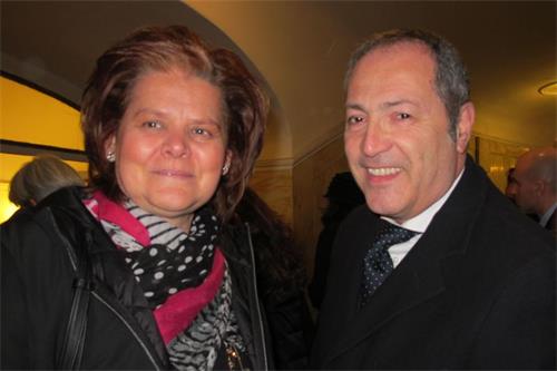 '图9:一月十一日下午,意大利舞蹈学校艺术总监萨拉·阿尼耶洛(Sara Aniello)女士与丈夫一同欣赏了神韵巡回艺术团在那不勒斯圣卡洛剧院的第二场演出。'