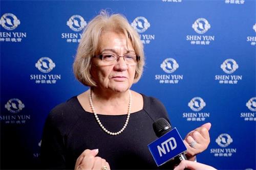 '图10:西班牙语电台主持人安帕罗·库克(Amparo Cook)说:“演出所表现的善,把我深深打动。”'