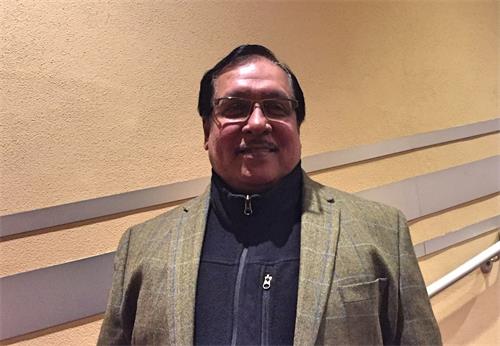 '图11:JadeGlobal科技咨询顾问公司的副总裁苏迪塔·巴塔查吉(Sudipta Bhattacharjee)观看了一月十一日晚的神韵演出。他表示:“神韵是一生必看的演出。”'