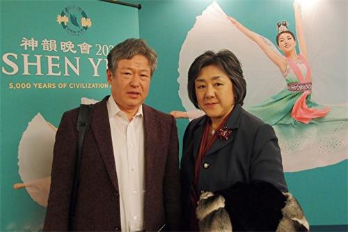 '图12:二零二零年一月十日晚,日本的大东文化大学法学教授、法科大学院・研究科长南隅基秀(Nanguu Motohide)观赏了神韵纽约艺术团在日本首都东京的文京市民音乐厅(TOKYO Bunkyo Civic Hall)的首场演出,表示敬佩法轮大法修炼人,并向神韵艺术家表达敬意。'