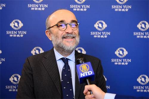 '图7:二零二零年一月十九日,意大利古典音乐文化协会主席毛里齐奥·罗伊(Maurizio Roi)于意大利摩德纳市帕瓦罗蒂市立剧院观赏了神韵巡回艺术团的第四场演出。'