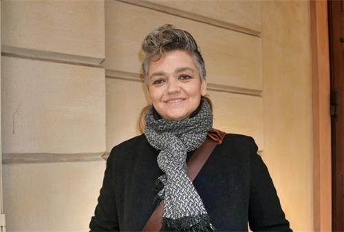 '图9:一月十九日,专业音乐人马切拉·斯帕吉亚里(Marcella Spaggiari)观看了美国神韵巡回艺术团在意大利帕瓦罗蒂大剧院的第四场演出。'