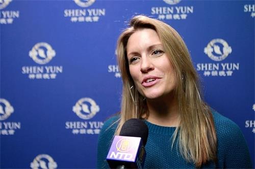 '图10:二零二零年一月十七日,英国著名广播电台制作人皮帕·泰勒(Pippa Taylor)在英国伦敦Eventim Apollo剧院观看了神韵国际艺术团的首场演出。'