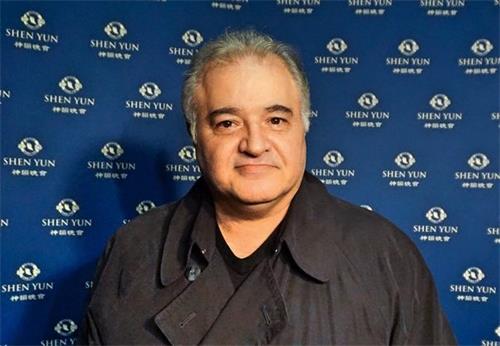 '图11:2020年1月17日晚,美国华府知名摄影师Abbas Shirmohammad在费尔法克斯市乔治梅森大学艺术中心观看了神韵北美艺术团的第二场演出。'