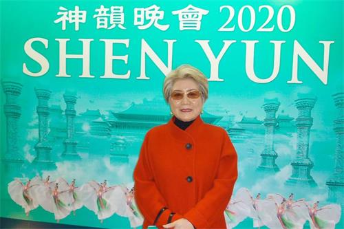 '图13:二零二零年一月十八日下午,日本贵金属分析公司社长松永(Matsunaga Noriko)观看了神韵纽约艺术团在日本堺市民艺术文化厅(Sakai Performing Arts Center)的首场演出。'