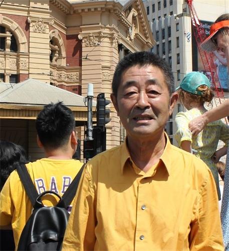 '图9：中国民主运动墨尔本联盟监事长高健希望民众能学法轮大法，多看《<span