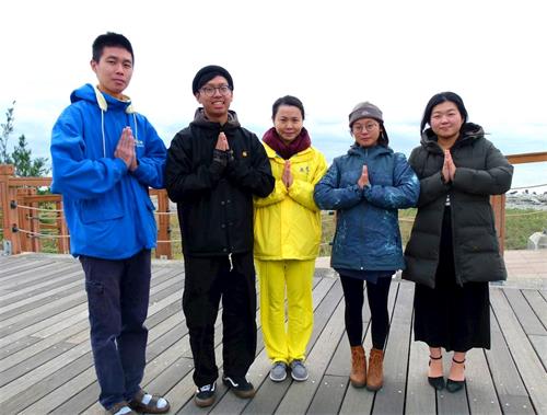 '图4：青年法轮功学员向李洪志师父拜年，相互提醒精進实修不放松。'