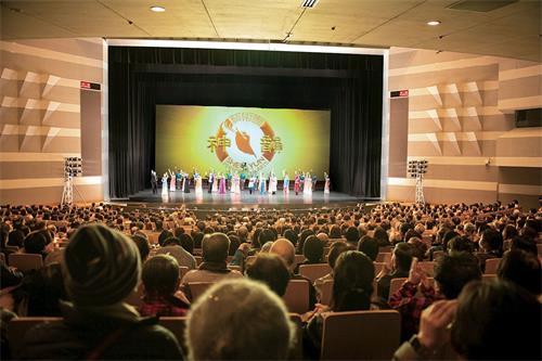 '图4:二零一九年十二月二十九日,神韵纽约艺术团在日本广岛市文化交流会馆(Hiroshima Bunka Gakuen HBG Hall)的演出爆满,观众盛赞“神韵传递美好理念,唤醒世人”。'