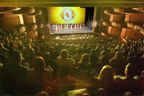 '图5:二零二零年一月四日晚,神韵新纪元艺术团在亚特兰大柯布能源表演艺术中心(Cobb Energy Performing Arts Centre)的第三场演出全场爆满。'