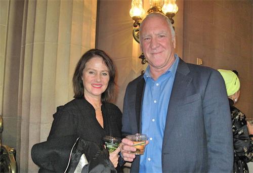 '图8:麦克·马洪尼(Michael Mahoney)和太太丽莎·马洪尼(Lisa Mahoney)对神韵的舞蹈赞叹不已。'