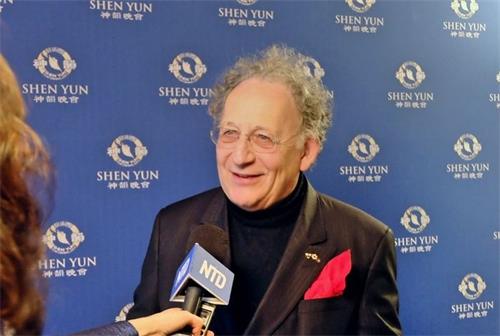 '图10:加拿大著名指挥家鲍里斯·布罗特(Boris Brott)观赏神韵世界艺术团在加拿大汉密尔顿的首场演出后表示神韵演出具有非常高的观赏价值,“演出让我全身心的陶醉”。'