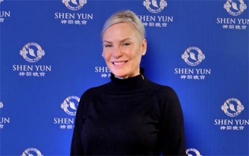 '图13:舞蹈演员凯瑟琳·哈维(Kaththea Harvey)观赏神韵世界艺术团在加拿大汉密尔顿的首场演出,推崇神韵“非同凡响,非常引人入胜,令人赏心悦目”'