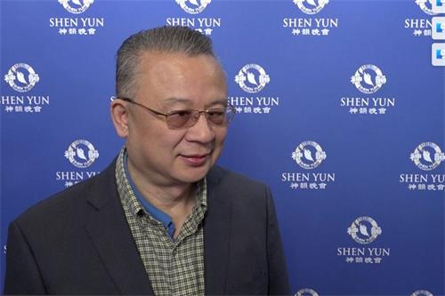 '图14:二零一九年十二月三十一日,第五次观赏神韵演出的休斯顿华裔小提琴家华光勋盛赞,神韵演出每年都赢得东西方观众的喜爱,让人百看不厌。'