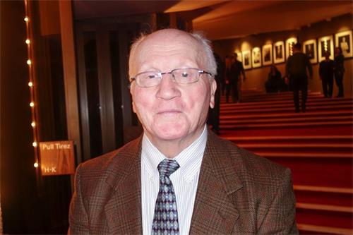 '图15:加拿大卡尔顿大学历史系教授布·卡沃里奥(Jacob Kavolio)观赏了神韵世界艺术团在首都渥太华国家艺术中心的第三场演出,盛赞神韵在恢复中国传统文化的努力。'