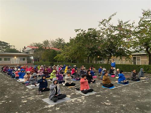 '图1~2:二零二零年一月五日,屏东法轮功学员在晨曦中炼功。'