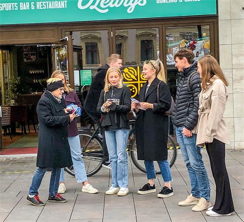 '图2~5:法轮功学员在林雪平市中心广场的活动,吸引了当地民众的关注支持、签名反迫害。'