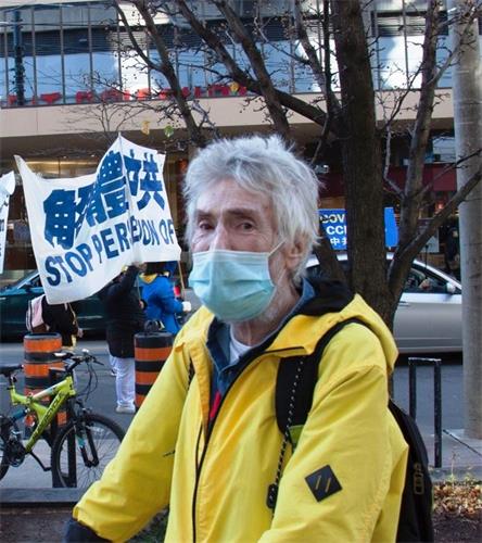 '图20：多伦多退休居民凯文（Kevin）先生说：“谢谢你们通过游行传递的信息。”'