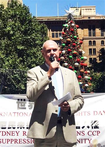 '图1:法轮大法澳大利亚佛学会发言人约翰·戴乐(John Deller)在集会上发言'